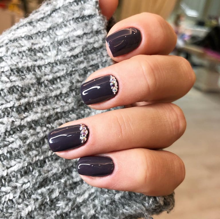 Klientės nagus papuošėme kristalais