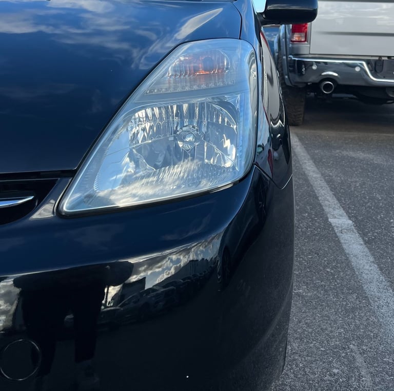 Išblizgintas automobilio žibintas po profesionalaus poliravimo – skaidrus, blizgantis paviršius