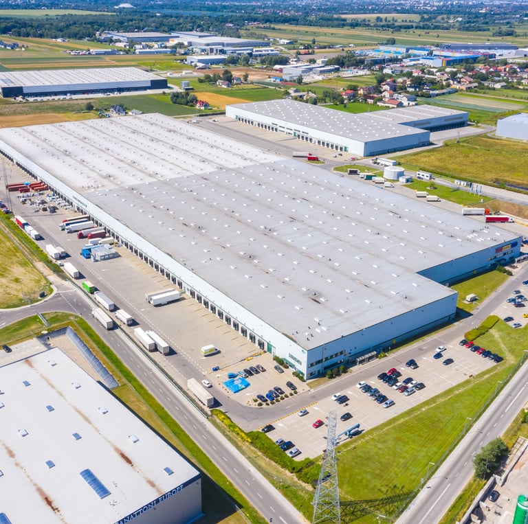 3PL Warehouse, Distribution Center, Logistics Center, Trucks Loading