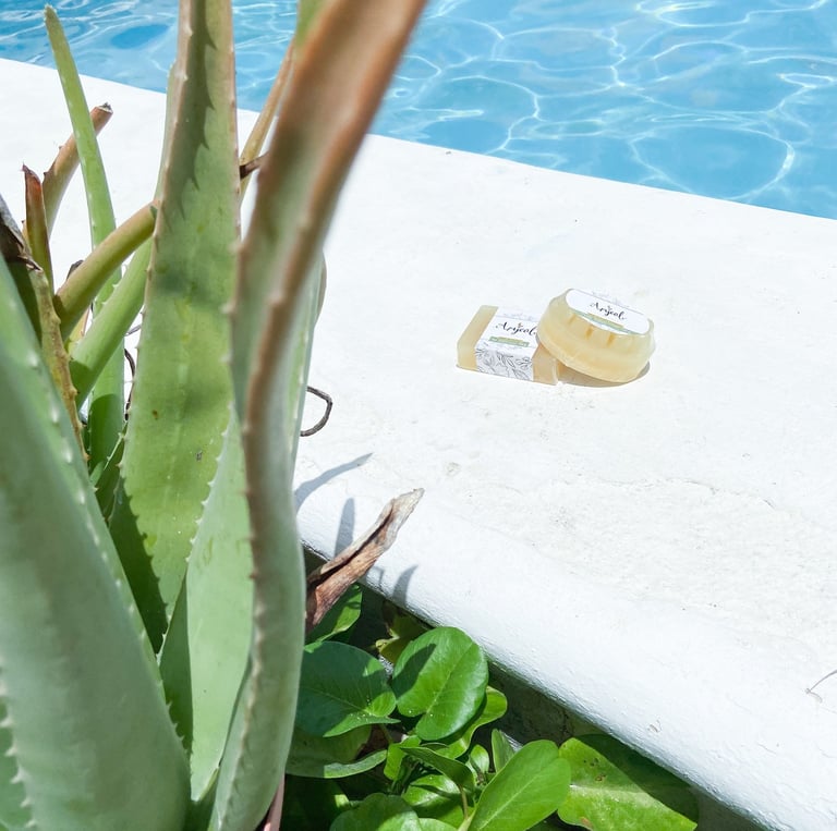 Savila junto a jabones naturales en piscina