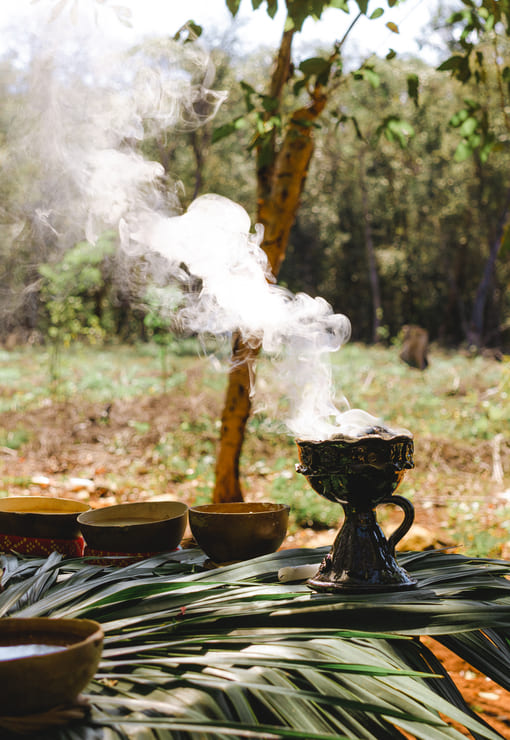 Humo blanco elevándose de un incensario ceremonial tradicional al aire libre en yucatan