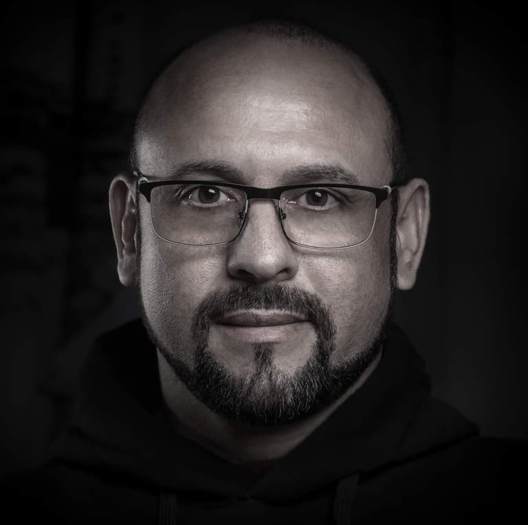 Un retrato de una persona en sus 40, en blanco y negro, 