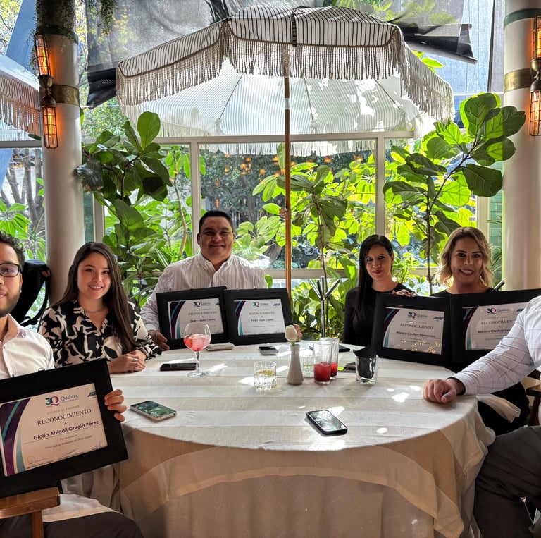 Pedro López y su equipo recibiendo un reconocimiento por parte de la aseguradora Quálitas.