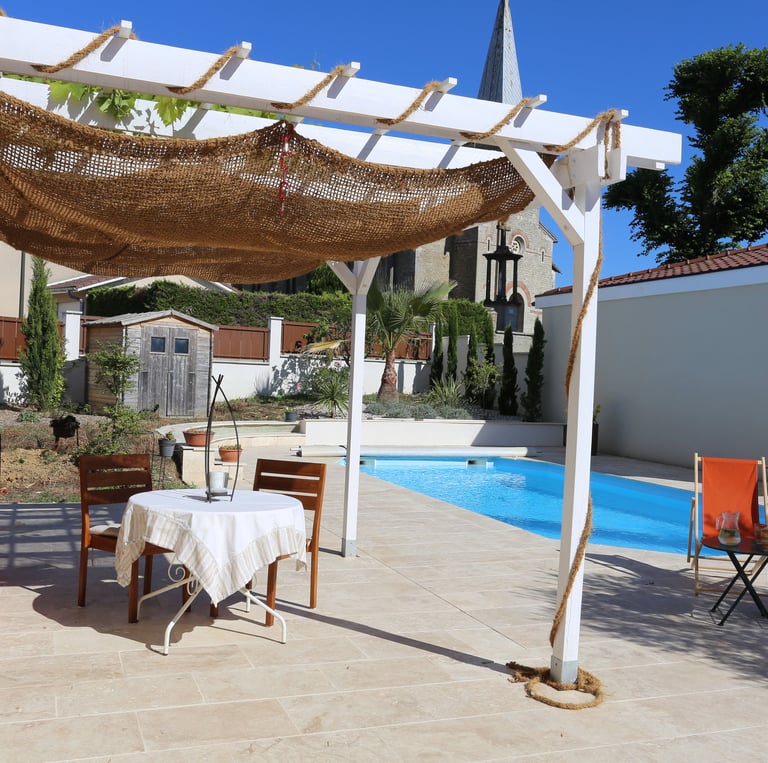 Pause détente au bord de la piscine.