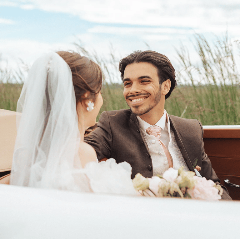 Jeune marié qui regarde sa femme avec le regard plein d'amour.