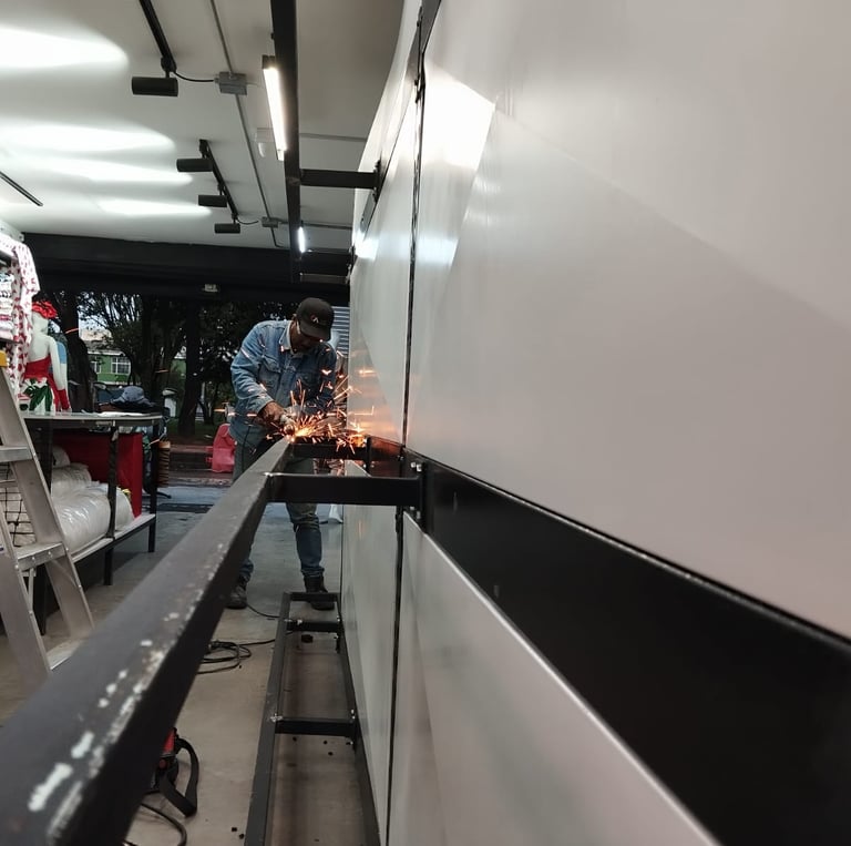 DISEÑOS METALICOS ,ALUMINIO O EN ACEROa man welding a piece of metal in a workshop