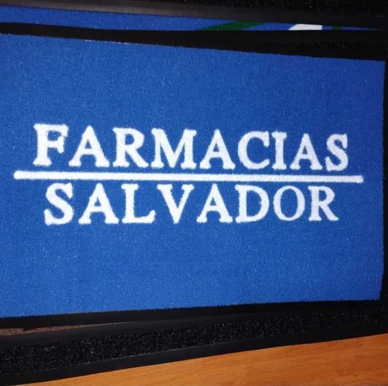 Felpudo con logo personalizado de Farmacias Salvador