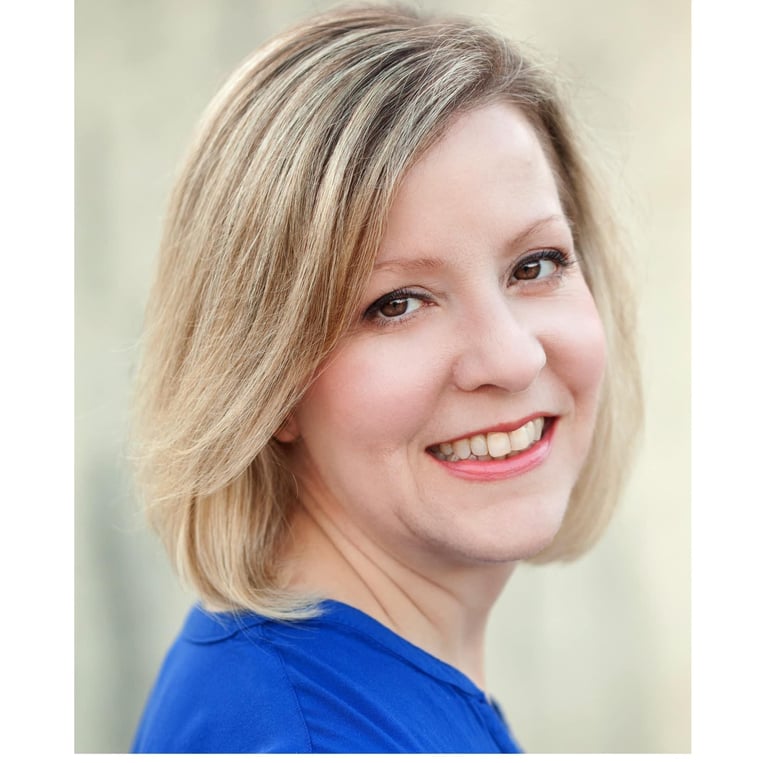 Headshot for Amy Cave