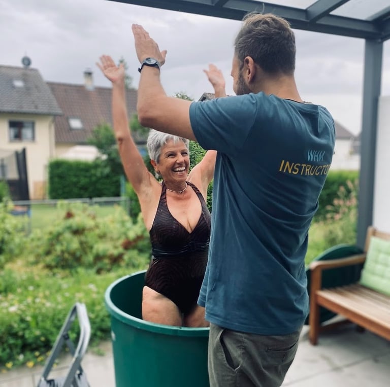 Eine Frau spürt die pure Lebendigkeit nach dem Eisbad und ist voller Freude.