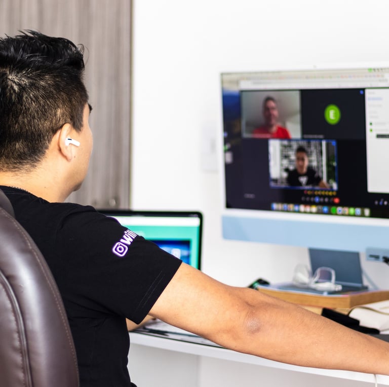 Estratega de marketing digital WillyCapi en consultoría 1 a 1