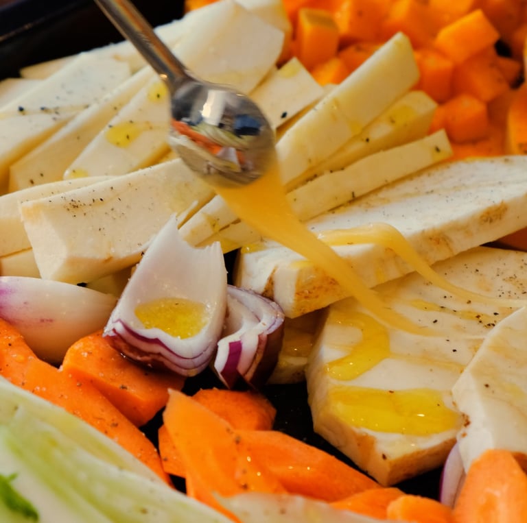 Préparation d'une recette de légumes rôtis