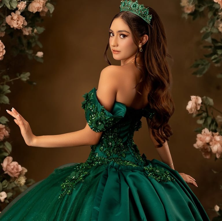 Sesión fotográfica de quinceañera en exteriores de Aguascalientes luciendo vestido elegante.