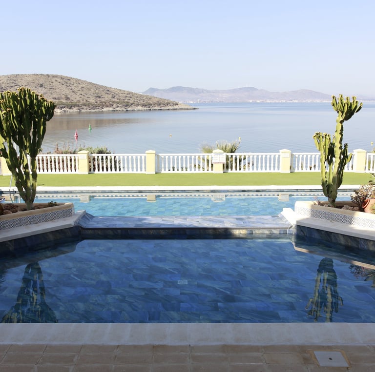 Piscina comunitaria con vistas al Mar Menor en Residencial Villas Romanas de la Manga del Mar Menor