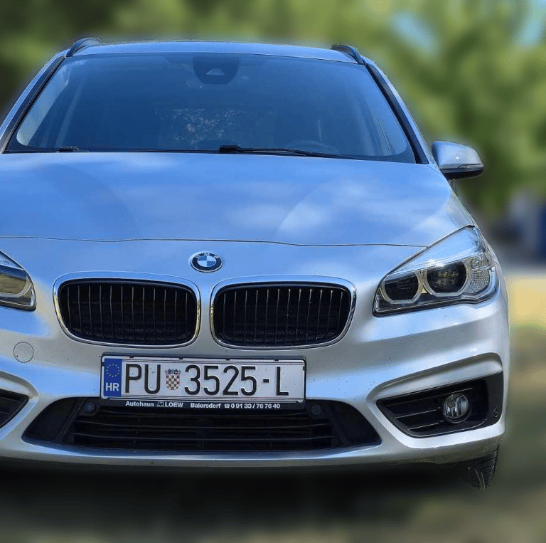 a silver bmw taxi