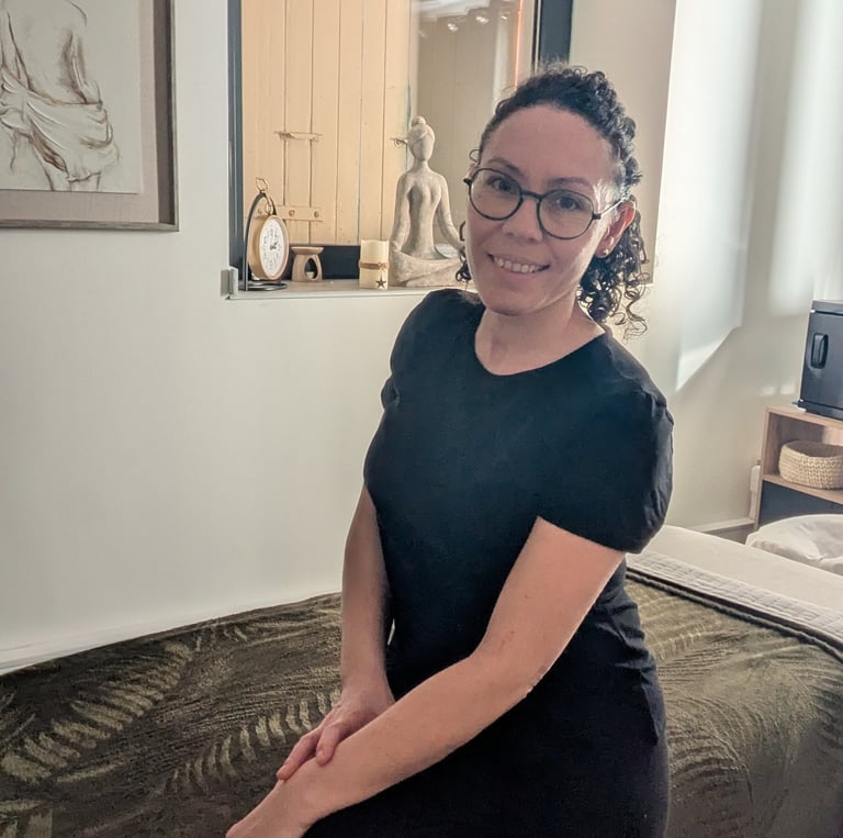 Photo d'Elodie, praticienne en massages bien-être certifiée, dans la pièce de massages