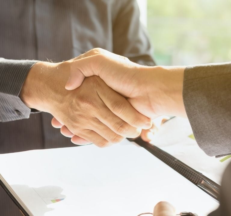analista de licitação e cliente de cumprimentando-se com um aperto de mãos