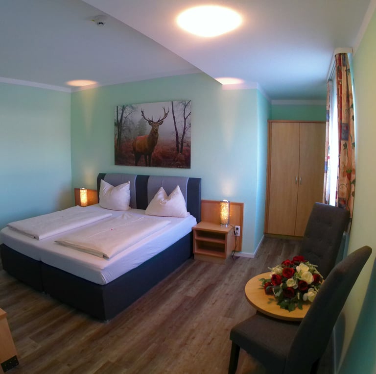 modernes Doppelzimmer mit bequemen Boxspringbett