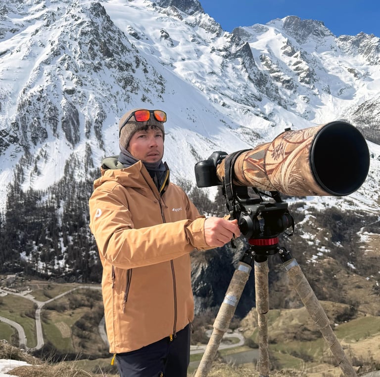 Portrait du photographe animalier Corentin Esmieu, spécialiste du loup en France