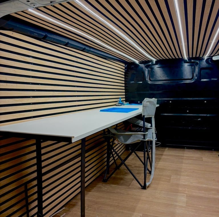 Atelier de réparation de téléphones mobile à Paimpol : intérieur d'un camion aménagé