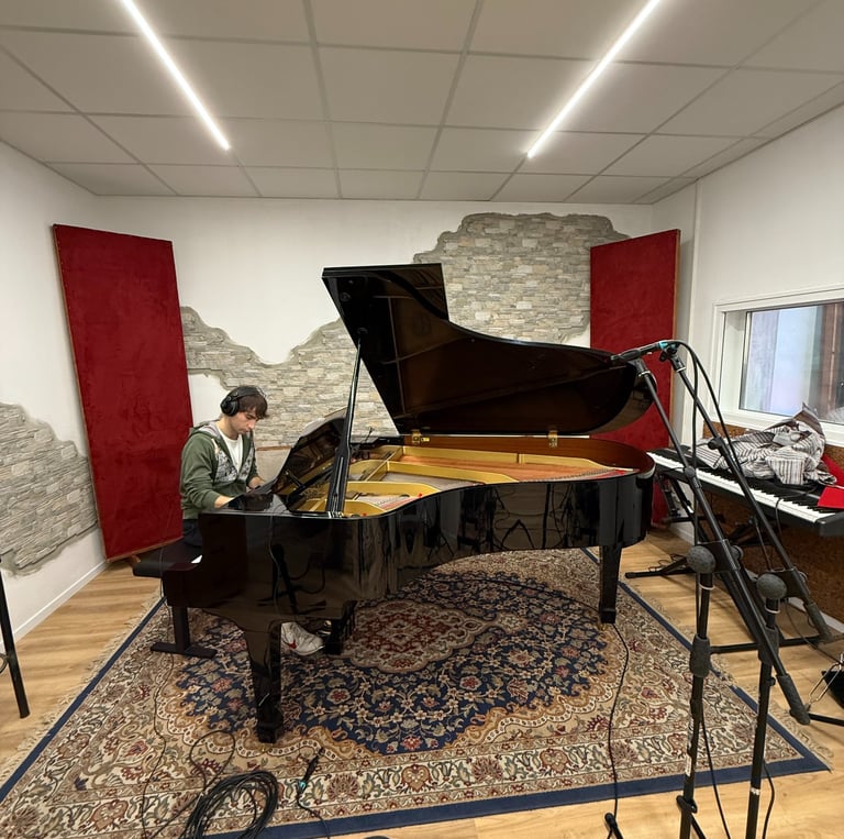 Francesco Villa per il Progetto Raffaelli a registrare il pianoforte pesaro