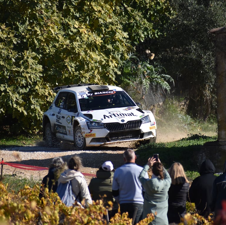 Skoda Fabia Rally2 Evo en pleine courbe devant le public dans le Vaucluse