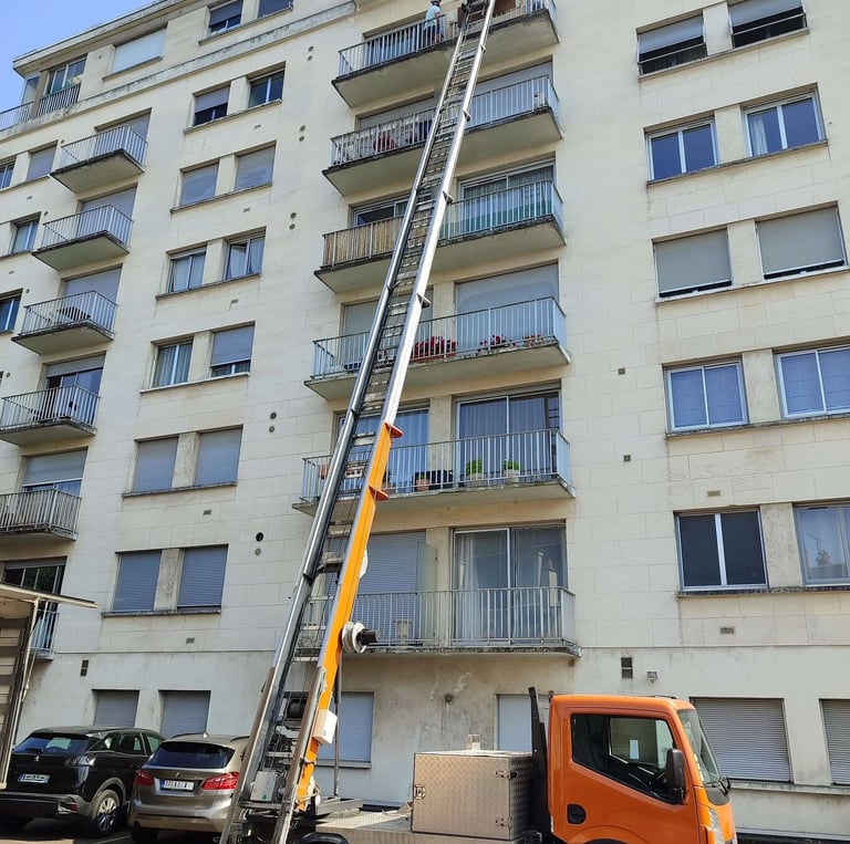 Monte-meuble Lepeltier - Déchargement de meubles et matériaux au 6e étage d'un immeuble à Tours.
