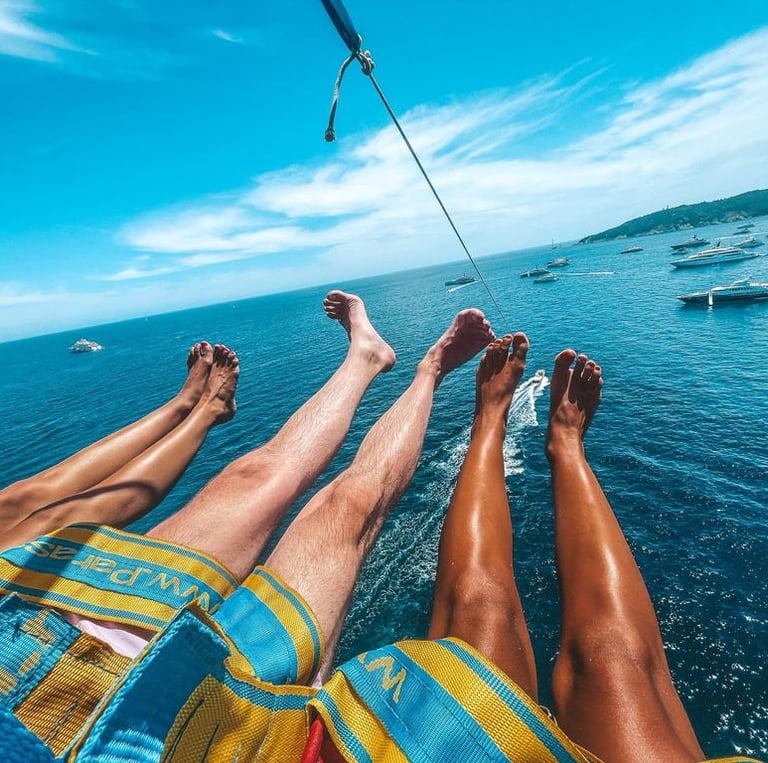 parasail à trois au dessus des yachts de Pampelonne
