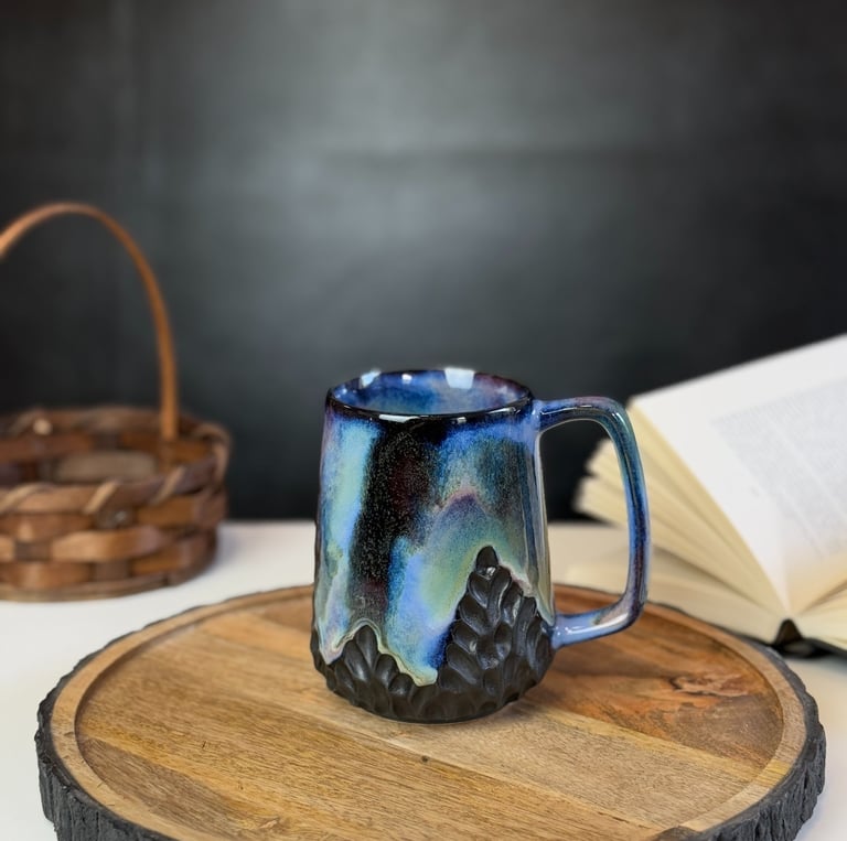 Handgefertigte Keramiktasse mit Nordlicht-Glasur in Blau, Grün und Violett. Handmade in Germany.