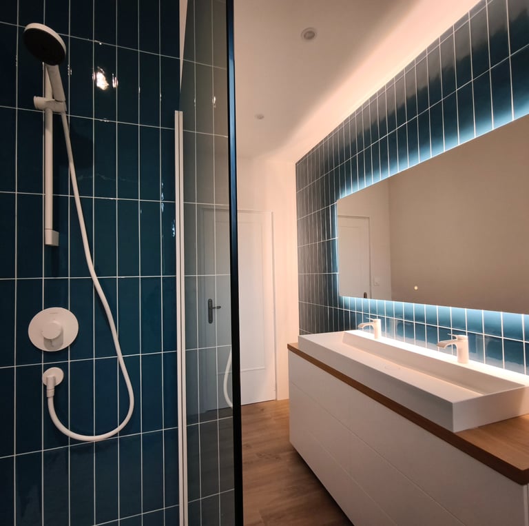 Douche à l’italienne et double vasque dans une salle de bain contemporaine.