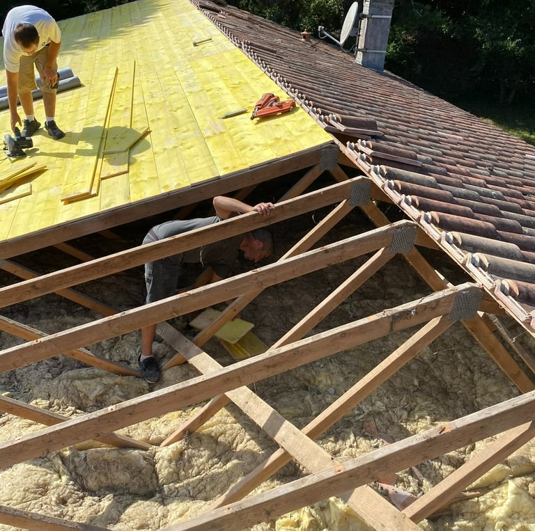Pose soignée de tuiles et ardoises avec diagnostic rapide et devis gratuit.