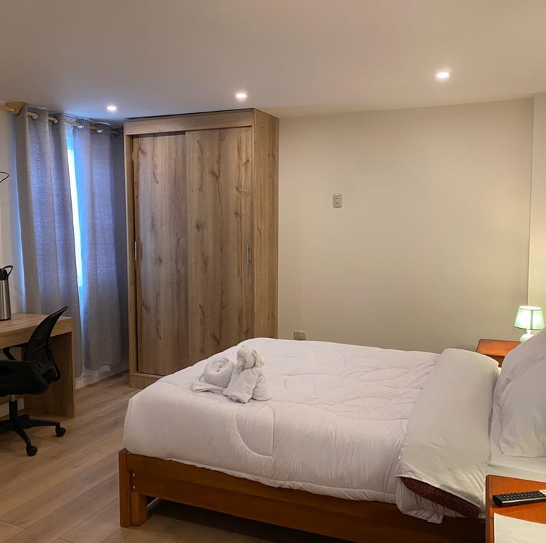 Habitación moderna y elegante en hotel en Huayllay Pasco Perú con cama cómoda y acogedor