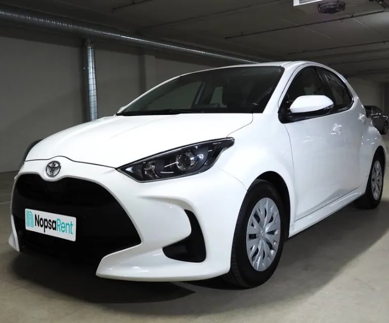 Toyota Yaris henkilöauto, Henkilöautot alkaen 8€/h, 19€/pv Helppo varaus ja avaimeton käyttö puhelimella.
