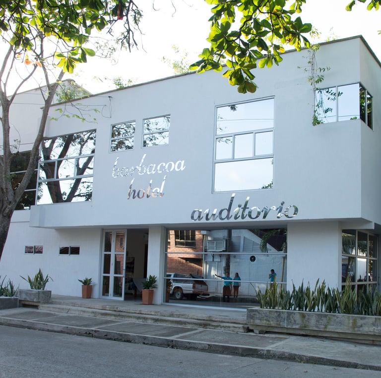 hotel en apartadó antioquia con estilo minimalista, con servicio de desayuno