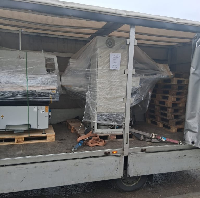 Transport mašina specijalizovanim vozilima. Siguran prevoz mašina za industrijsku upotrebe.
