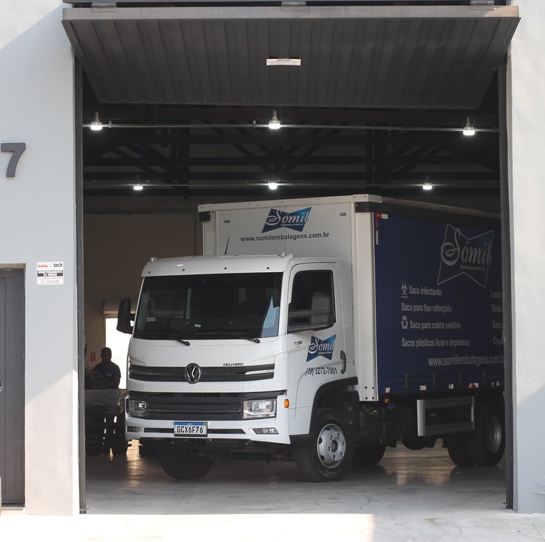 Caminhão está estacionado em uma garagem