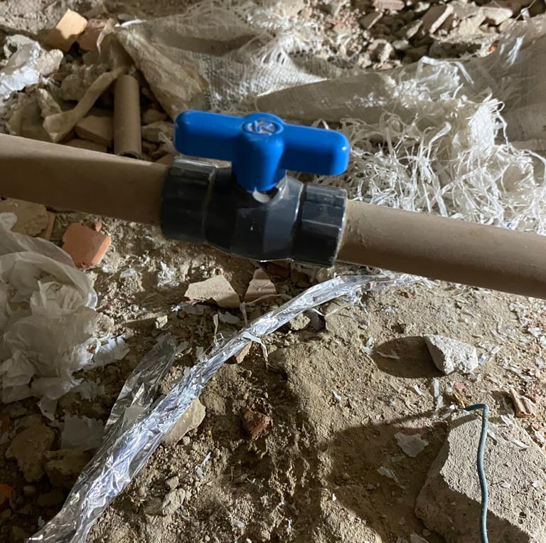 a pipepiped water pipe with a hose attached to a pipe