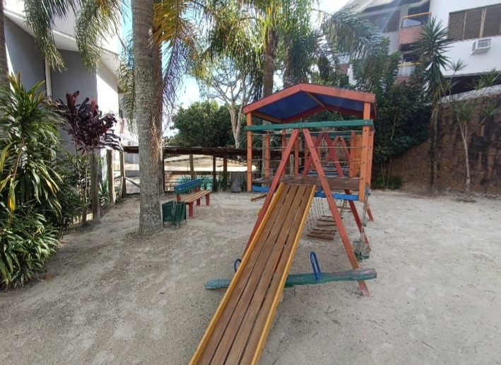 área externa con juegos para niños