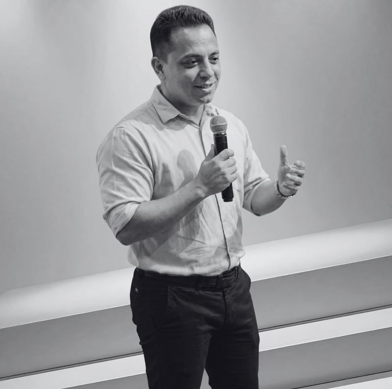 Alan Ochotorena palestrando neurodivergência liderança inclusiva falando ao microfone.