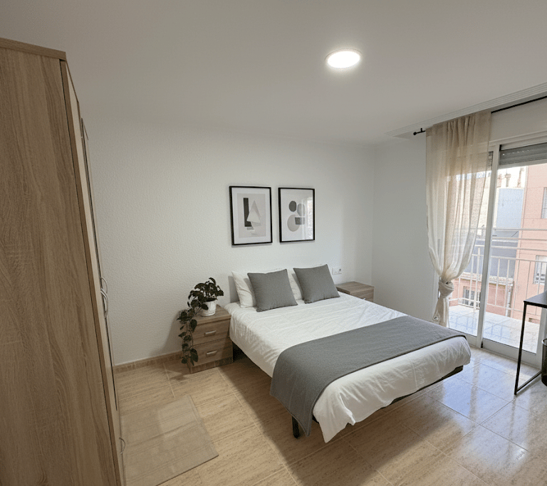 Habitación moderna de matrimonio con escritorio