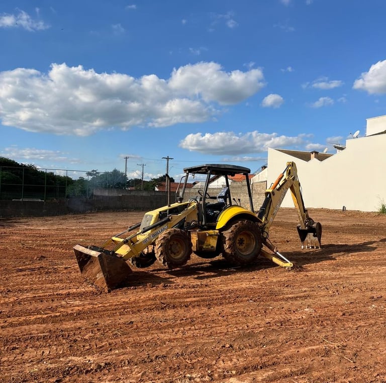 Retroescavadeira realizando serviço de terraplanagem e nivelamento de terreno em Rio Claro SP.
