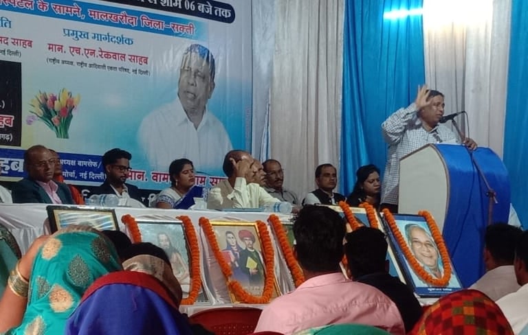 Chief guest on the stage the program of waman meshram in malkharoda