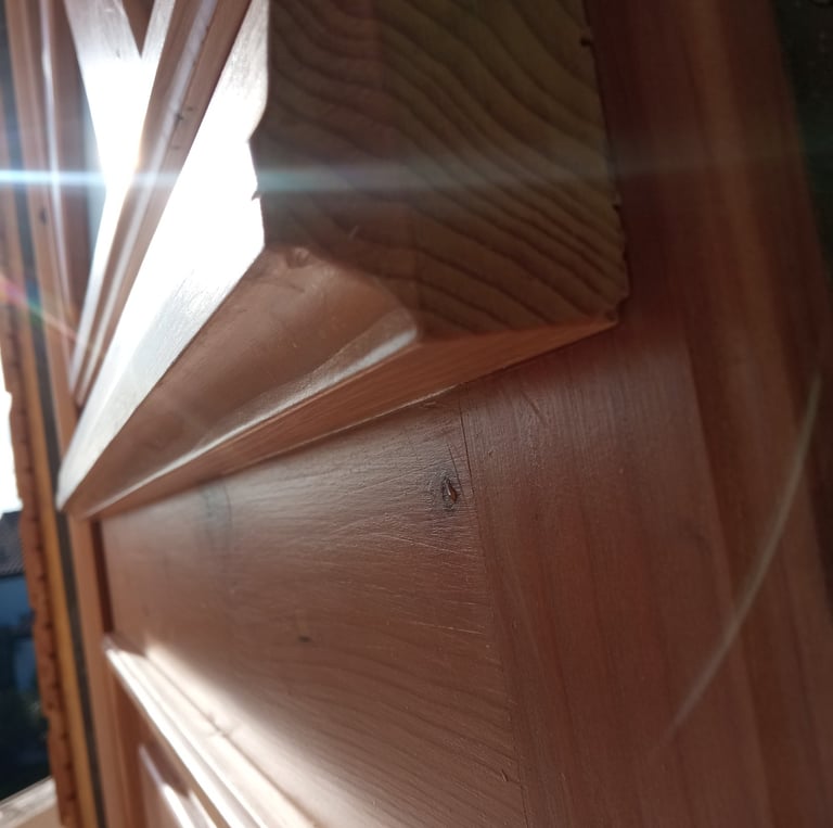 une porte en bois et verre