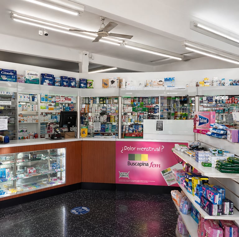 Farmacia Carricaburu en Pablo Podestá, interior con atención al público y productos de farmacia