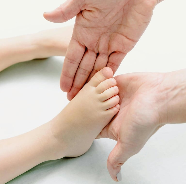 Une séance de réflexologie plantaire pédiatrique avec un enfant, par Marie-Cécile Pacchiani.