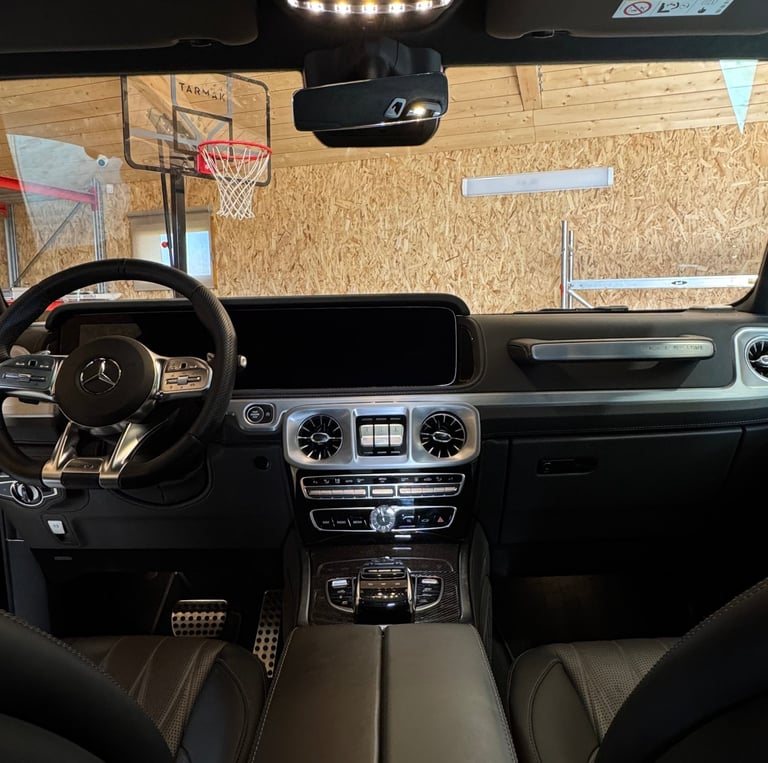 Mercedes G klasės automobilio prietaisų skydelis ir vairas po salono valymo – švarus ir blizgantis 
