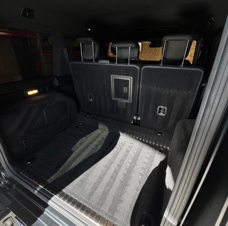 Mercedes G klasės automobilio bagažo skyrius po salono valymo – švarus interjeras