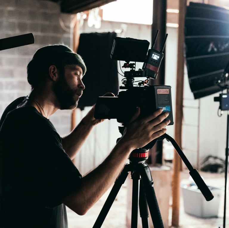videomaker si prepara ad allestire set per riprese