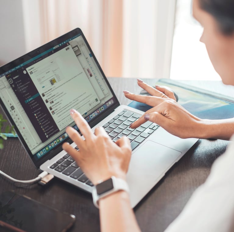 mulher-digitando-em-frente-a-um-computador