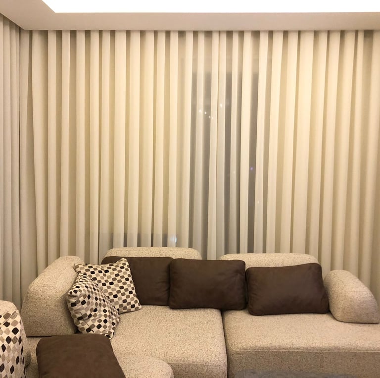 oturma odası, tül perde, korniş, beyaz tavan