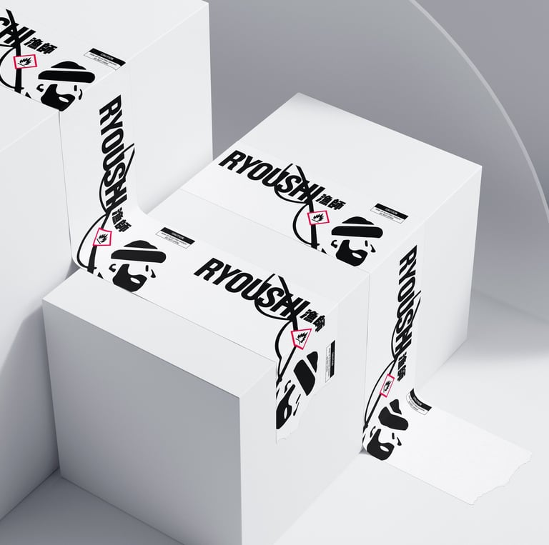Pacotes da marca Ryoushi com design minimalista branco e preto, exibindo fita personalizada; destaqu
